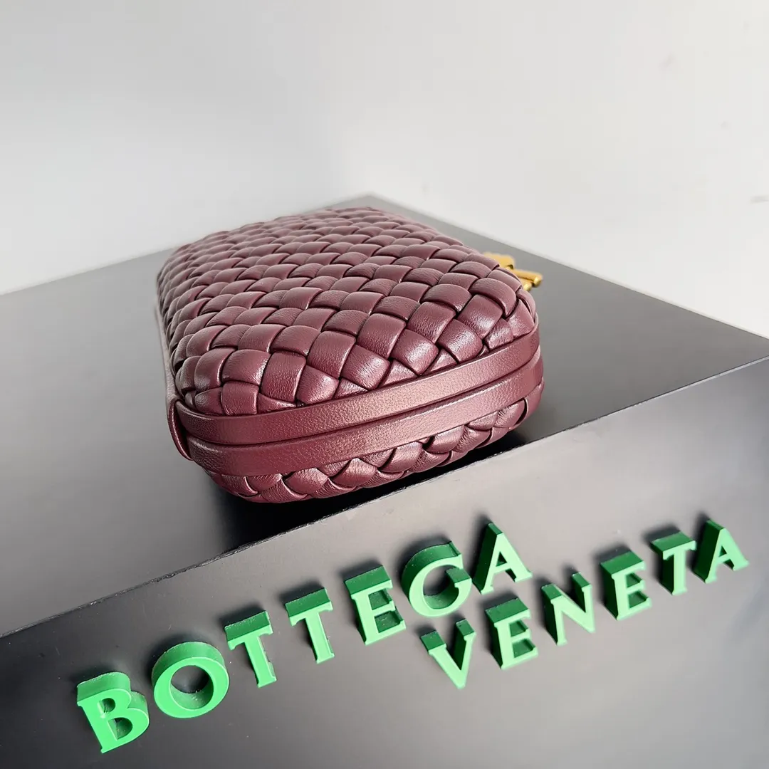 Batch 1860 BV Knot | The classic return of the evening bag. Original leather ➕ Stainless steel hardware ➕ 24k real gold plating ➕ Fully handmade. Those who know the history of our brand should have heard that the knot is a story of Bottega Veneta, and it is also one of the more important design elements. Matthieu Blazy's work this season sublimates Knot's classics, with a new knot design and a woven shoulder strap, plus Fouland Intreccio's weaving technology, adding some fashion to the retro and nostalgic feel of the past. Style number: 717622 Size: 20.5*6*12.5